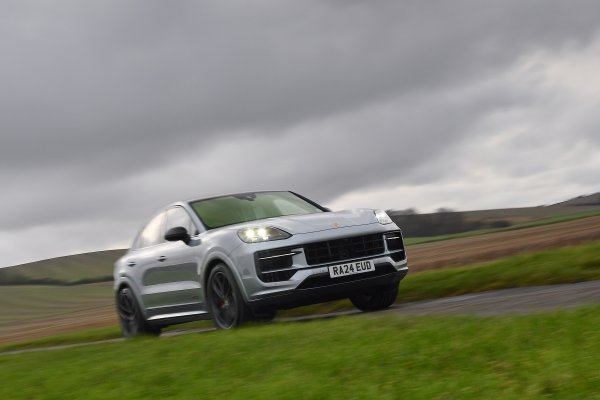 Има много опции, когато става въпрос за Cayenne, но фаворитът на спецовете тук е S - заедно с неговия 4,0-литров V8 двигател. Предлага се със задвижване на четирите колела като стандарт, просторен багажник и много място за краката, което го прави страхотен SUV, подходящ за семейства. 

Някои алтернативи на луксозни SUV возят по-меко от Cayenne, но малко сот тях са толкова вълнуващи за шофиране. Разбира се, за тези, които имат тръпка към спортните емоции.

Вътре има цифрово табло с висока разделителна способност с опция за надграждане до сензорен екран от страната на пътника. Но въпреки фантастичната технология, колата пази традициите на марката, когато става въпрос за физически бутони. Ще намерите  такъв на климатика и дори старинно копче за сила на звука.